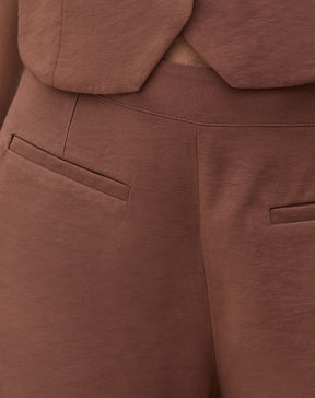 Short com Bolsos Embutidos - Marrom Escuro